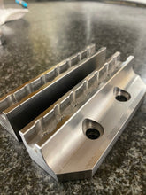 Cargar imagen en el visor de la galería, Mordazas Gorilla Jaws V562, V522 para tornillo de banco de 5 ejes

